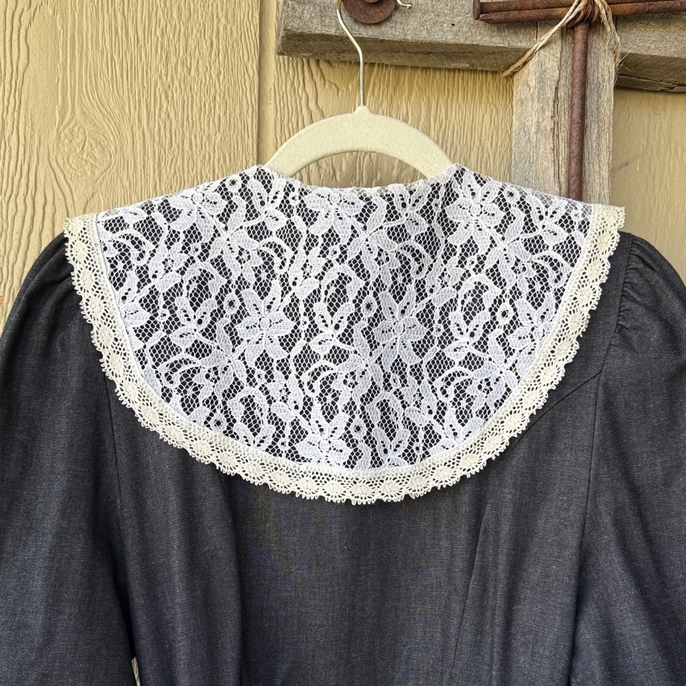 Vintage Melissa Lane Black Dress with White Lace Collar & pearl buttons - Picture 11 of 15